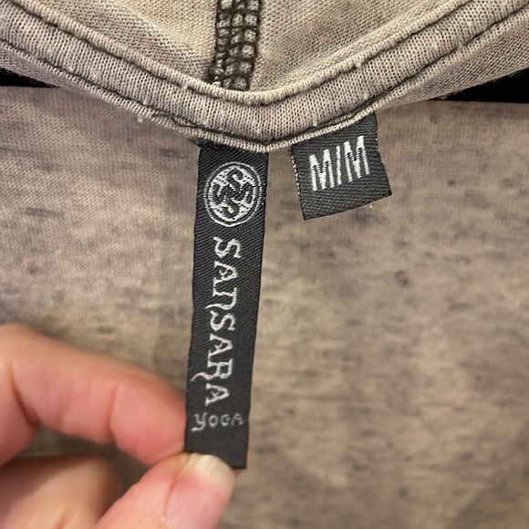 Yoga top with lots of room for comfort - Picture 3 of 4